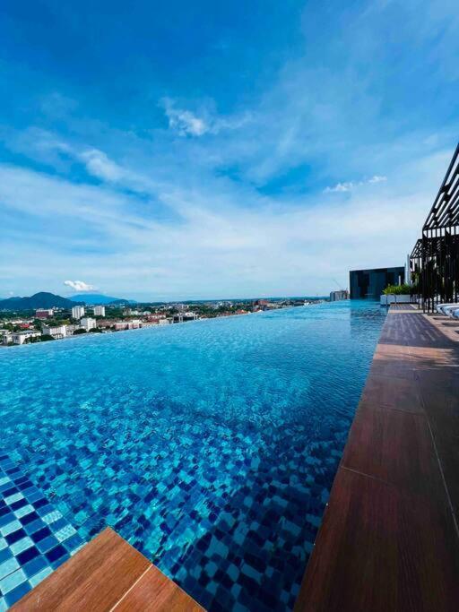 The Horizon Infinity Pool 17th Floor Apartment